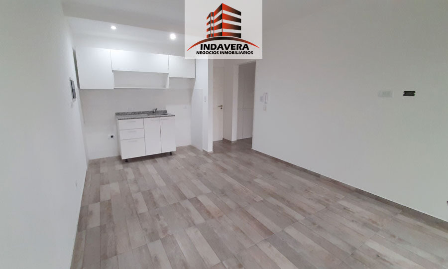 OPORTUNIDAD 2 AMBIENTES CON COCHERA – 45 m2 Totales. CASEROS CENTRO image 1